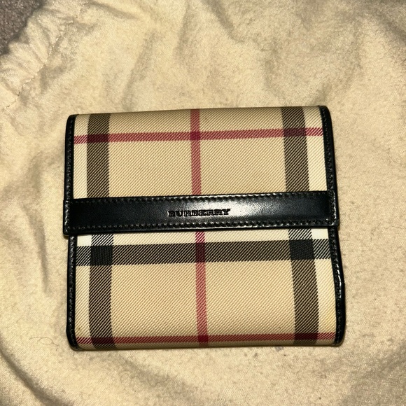 Burberry Cream Tote Bag with Iconic Plaid Design - Picture 3 of 5